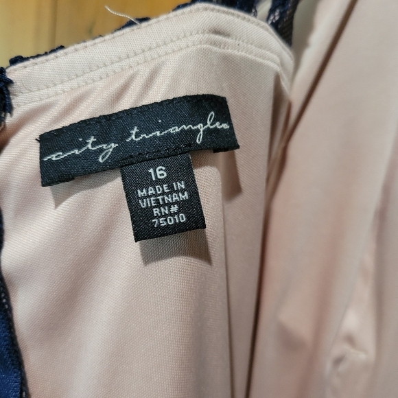 City Triangule Elegant Navy Lace Gown with Rhinestone Detail - Picture 7 of 16